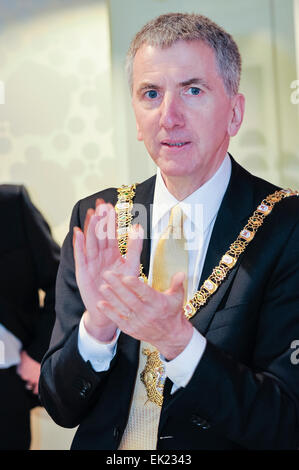 Belfast, Irlande du Nord. 12 Dec 2013 - Lord Maire de Belfast, Máirtín ó Muilleoir, parle à l'ouverture de la nouvelle £1.82M Belfast Welcome Center, un centre d'information touristique pour les visiteurs de Belfast et l'Irlande du Nord. Banque D'Images