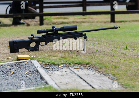 Remington 700P (version police fusil à verrou) avec les lunettes à un champ de tir dans le Nord de l'Irlande au cours d'un exercice d'entraînement de la police. Banque D'Images