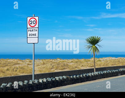 Signe pour 20mph limite de vitesse, Barmouth, Gwynedd, au nord du Pays de Galles UK Banque D'Images