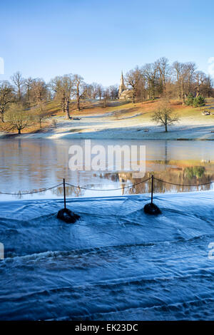 Vue sur le lac de St Marys Église de Studley Royal Park près de Ripon, Yorkshire du Nord. Banque D'Images