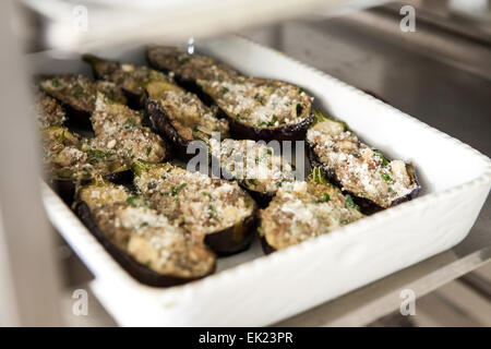 Aubergines farcies au four, style des Pouilles Banque D'Images