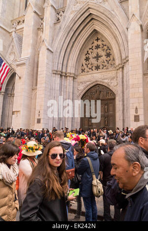 New York, USA. 5 avril, 2015. Les gens se rassemblent devant la Cathédrale St Patrick au cours de l'Easter Parade 2015 Credit : Donald bowers/Alamy Live News Banque D'Images