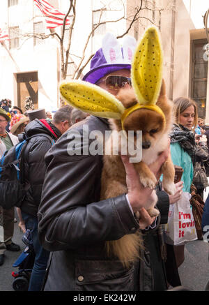 New York, USA. 5 avril, 2015. Un homme habillé avec un chien à oreilles de lapin pendant la parade de Pâques 2015 Pâques et Bonnet Festival à New York City Crédit : Donald bowers/Alamy Live News Banque D'Images