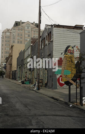 Ciel gris portrait Austin Street rising pente par les sans-abri, Native American figure peint mur, San Francisco Banque D'Images