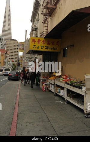 Ciel gris, portrait de trottoir à la Transamerica Pyramid, légumes en dehors D et d'argile, du marché Street, Chinatown, San Francisco Banque D'Images