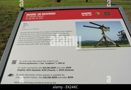 Mark di Suvero 'Huru' sculpture Information board Comité permanent de l'herbe bien verte, Crissy Field, San Francisco, California, USA Banque D'Images