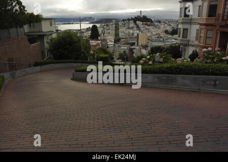 Avis de Hyde Street à Telegraph Hill virage en épingle en haut de la rue de travers de Lombard Street, San Francisco Banque D'Images