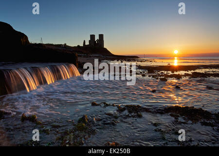 Reculver, Kent, UK. 5 avril 2015 : Météo France. Un magnifique coucher de soleil à Reculver à la fin du dimanche de Pâques après une journée d'information claire, par temps chaud. Les prochains jours a le temps gris de retour au sud-est Banque D'Images