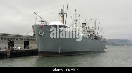 Ciel gris sur l'eau La Guerre Mondiale 2 Jeremiah O'Brien Liberté Navire amarré Pier 45, Fisherman's Wharf, San Francisco, California, USA Banque D'Images