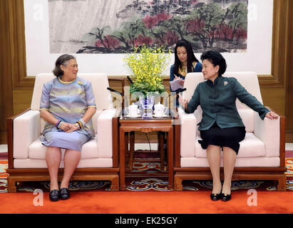 Beijing, Chine. 5ème apr 2015. Le vice-Premier ministre chinois Liu Yandong (R) rencontre avec visite de la princesse Maha Chakri Sirindhorn thaïlandais à Beijing, capitale de Chine, le 5 avril 2015. © Lan Hongguang/Xinhua/Alamy Live News Banque D'Images