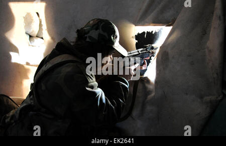 Damas, Syrie. 5ème apr 2015. Une femme dans une position dure sniper buliding Daraya en banlieue de la capitale Damas, Syrie, le 5 avril 2015. Les tireurs sont membres de la force des femmes en République de la Garde républicaine. Leur unité est composée d'environ 800 bénévoles, des combattants- femme célibataire âgée entre 20 et 24 ans. Leur tâche est de travailler aux côtés de l'armée syrienne dans son combat contre les rebelles. Zhang © Naijie/Xinhua/Alamy Live News Banque D'Images