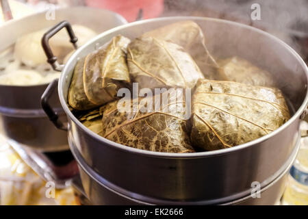 Riz gluant enveloppé dans des feuilles de Lotus (Lo mai gai) Banque D'Images