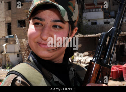 Damas, Syrie. 5ème apr 2015. Une femme réagit de sniper Daraya banlieue de la capitale Damas, Syrie, le 5 avril 2015. Les tireurs sont membres de la force des femmes en République de la Garde républicaine. Leur unité est composée d'environ 800 bénévoles, des combattants- femme célibataire âgée entre 20 et 24 ans. Leur tâche est de travailler aux côtés de l'armée syrienne dans son combat contre les rebelles. Zhang © Naijie/Xinhua/Alamy Live News Banque D'Images