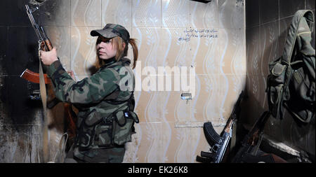 Damas, Syrie. 5ème apr 2015. Une femme dans une position dure sniper buliding Daraya en banlieue de la capitale Damas, Syrie, le 5 avril 2015. Les tireurs sont membres de la force des femmes en République de la Garde républicaine. Leur unité est composée d'environ 800 bénévoles, des combattants- femme célibataire âgée entre 20 et 24 ans. Leur tâche est de travailler aux côtés de l'armée syrienne dans son combat contre les rebelles. Zhang © Naijie/Xinhua/Alamy Live News Banque D'Images