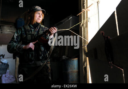 Damas, Syrie. 5ème apr 2015. Une femme dans une position dure sniper buliding Daraya en banlieue de la capitale Damas, Syrie, le 5 avril 2015. Les tireurs sont membres de la force des femmes en République de la Garde républicaine. Leur unité est composée d'environ 800 bénévoles, des combattants- femme célibataire âgée entre 20 et 24 ans. Leur tâche est de travailler aux côtés de l'armée syrienne dans son combat contre les rebelles. Zhang © Naijie/Xinhua/Alamy Live News Banque D'Images