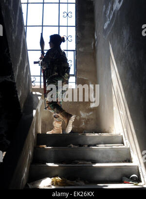 Damas, Syrie. 5ème apr 2015. Une femme dans une position dure sniper buliding Daraya en banlieue de la capitale Damas, Syrie, le 5 avril 2015. Les tireurs sont membres de la force des femmes en République de la Garde républicaine. Leur unité est composée d'environ 800 bénévoles, des combattants- femme célibataire âgée entre 20 et 24 ans. Leur tâche est de travailler aux côtés de l'armée syrienne dans son combat contre les rebelles. Zhang © Naijie/Xinhua/Alamy Live News Banque D'Images