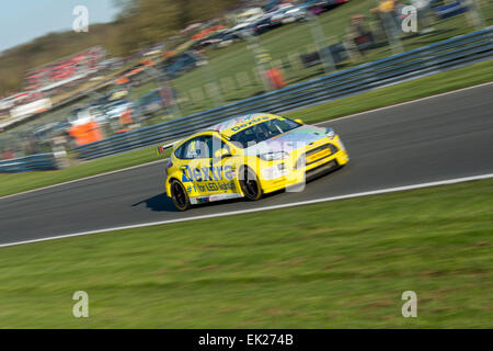 Brands Hatch, Fawkham, Longfield, UK. 5 avril, 2015. Alex Martin et Dextra Racing Ford Focus durs pendant la Dunlop MSA British Touring Car Championship à Brands Hatch. Credit : Gergo Toth/Alamy Live News Banque D'Images