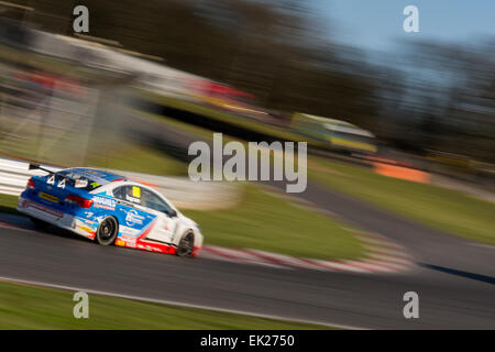 Brands Hatch, Fawkham, Longfield, UK. 5 avril, 2015. Tom Ingram et Speedworks Avensis durs pendant la Dunlop MSA British Touring Car Championship à Brands Hatch. Credit : Gergo Toth/Alamy Live News Banque D'Images