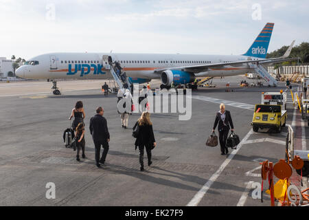 Arkia Airlines 757 d'embarquement à l'aéroport de la ville d'Eilat Banque D'Images