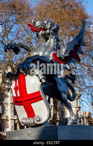 Une fonte Dragon statue se trouve sur le Victoria Embankment, marquant la limite de la ville de Londres, Londres, Angleterre Banque D'Images