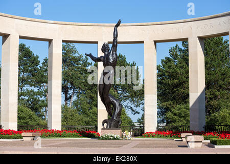 Europe, France, Calvados, Colleville sur Mer, le cimetière américain d'Omaha Beach ci-dessus, le mémorial et statue en bronze Banque D'Images