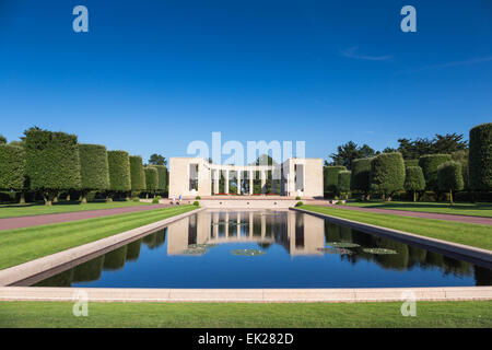 Europe, France, Calvados, Colleville sur Mer, le cimetière américain d'Omaha Beach ci-dessus, le mémorial et statue en bronze Banque D'Images