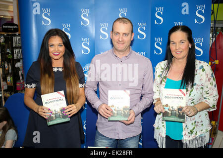 Scarlet Moffett de téléréalité Gogglebox TV show officiel signer le livre 'Le Monde Selon Gogglebox' à WH Smith En vedette : Scarlett Moffatt,Mark Moffatt,Betty Moffatt Où : Newcastle, Royaume-Uni Quand : 01 Oct 2014 Banque D'Images