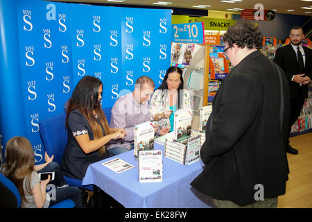 Scarlet Moffett de téléréalité Gogglebox TV show officiel signer le livre 'Le Monde Selon Gogglebox' à WH Smith En vedette : Scarlett Moffatt,Mark Moffatt,Betty Moffatt Où : Newcastle, Royaume-Uni Quand : 01 Oct 2014 Banque D'Images