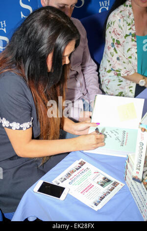 Scarlet Moffett de téléréalité Gogglebox TV show officiel signer le livre 'Le Monde Selon Gogglebox' à WH Smith En vedette : Scarlett Moffatt,Mark Moffatt,Betty Moffatt Où : Newcastle, Royaume-Uni Quand : 01 Oct 2014 Banque D'Images