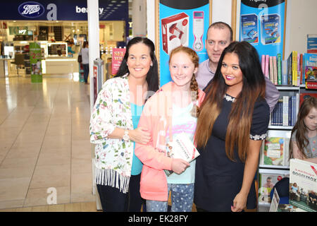 Scarlet Moffett de téléréalité Gogglebox TV show officiel signer le livre 'Le Monde Selon Gogglebox' à WH Smith En vedette : Scarlett Moffatt,Mark Moffatt,Betty Moffatt Où : Newcastle, Royaume-Uni Quand : 01 Oct 2014 Banque D'Images