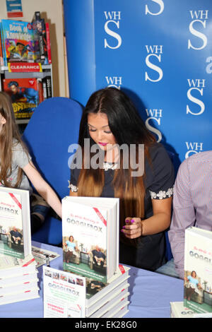 Scarlet Moffett de téléréalité Gogglebox TV show officiel signer le livre 'Le Monde Selon Gogglebox' à WH Smith En vedette : Scarlett Moffatt,Mark Moffatt,Betty Moffatt Où : Newcastle, Royaume-Uni Quand : 01 Oct 2014 Banque D'Images