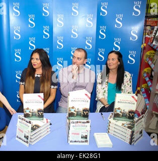 Scarlet Moffett de téléréalité Gogglebox TV show officiel signer le livre 'Le Monde Selon Gogglebox' à WH Smith En vedette : Scarlett Moffatt,Mark Moffatt,Betty Moffatt Où : Newcastle, Royaume-Uni Quand : 01 Oct 2014 Banque D'Images