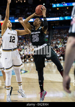 Tampa, FL, USA. 5ème apr 2015. South Carolina Gamecocks guard Tiffany Mitchell # 25 shoots dans la première moitié au cours de la NCAA Final Four de l'arène à Amalie à Tampa en Floride. Credit : csm/Alamy Live News Banque D'Images