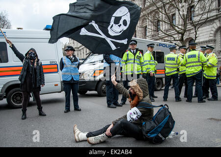 Londres, Royaume-Uni. 04 avril, 2015. Divers lutte antifasciste et anti-raciste des groupes se heurtent à la police alors qu'ils tentent de perturber un rallye attirent peu par l'extrême-droite européens contre les Patriotes islamophobes l'islamisation de l'Occident (PEDIGA), qui a eu lieu en face du London Downing Street. Credit : Pete Maclaine/Alamy Live News Banque D'Images