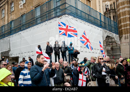 Londres, Royaume-Uni. 04 avril, 2015. Pediga UK, le contingent britannique du mouvement anti-islamiste est titulaire d'un rassemblement à l'extérieur de Downing Street. Le groupe affirme que leur objectif est de défendre les valeurs et la culture du pays et s'oppose à ce qu'ils croient être l'islamisation rampante de l'Occident. Groupe anti-raciste s'unir contre le fascisme organisé une contre-manifestation à proximité. Credit : Pete Maclaine/Alamy Live News Banque D'Images