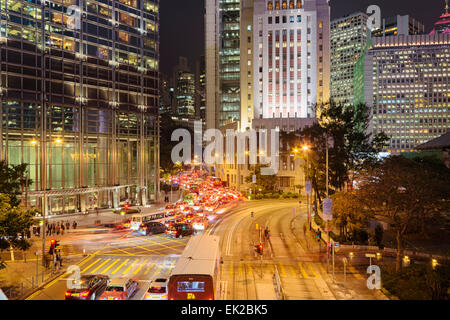 Hong Kong, Hong Kong SAR -Novembre 13, 2014 : un fort trafic aux heures de pointe dans le centre de Hong Kong. Banque D'Images