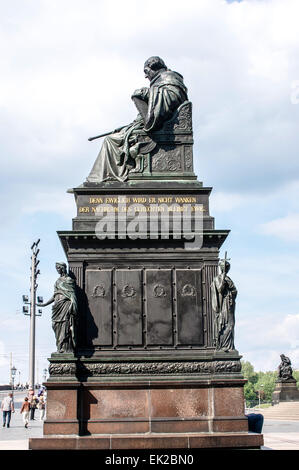Weda de l'énorme monument de Friedrich August I sur la Schlossplatz, à Dresde, l'allemand. Banque D'Images