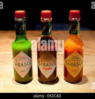 Bouteilles de sauce Tabasco. À base de piment chipotle, vert et l'ail fumé à base de variétés illustré. Banque D'Images