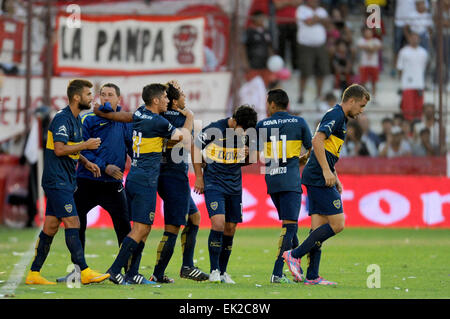 Buenos Aires, Argentine. 5ème apr 2015. Boca Juniors' Cesar Meli (4L) célèbre avec ses coéquipiers après avoir marqué lors d'un match de football de l'Argentine contre l'Ouragan, qui a eu lieu dans le stade de Tomas Adolfo Duco, à Buenos Aires, Argentine, le 5 avril 2015. Boca Juniors a remporté le match 2-0. © Juan Roleri/TELAM/Xinhua/Alamy Live News Banque D'Images