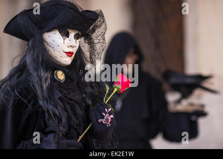 L'homme et la femme en costume et un masque de carnaval, Venise, Italie Banque D'Images