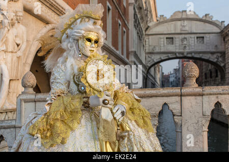 Femme en costume et un masque de carnaval, Venise, Italie Banque D'Images