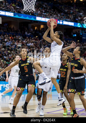 Tampa, FL, USA. 5ème apr 2015. Connecticut Huskies guard Moriah Jefferson # 4 augmente avec la layup au premier semestre au cours de la NCAA Final Four de l'arène à Amalie à Tampa en Floride. Credit : csm/Alamy Live News Banque D'Images