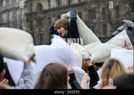 L'International Pillow Fight day à Trafalgar Square, Londres. Banque D'Images