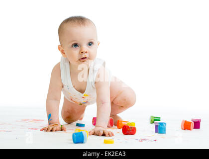 Bébé sale peinture de mains - sur fond blanc Banque D'Images