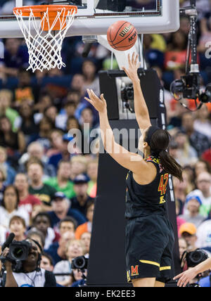 Tampa, FL, USA. 5ème apr 2015. Le Maryland Terrapins center Brionna Jones # 42 avec le layup au premier semestre au cours de la NCAA Final Four avec de l'UConn à Amalie Arena à Tampa en Floride. Credit : csm/Alamy Live News Banque D'Images