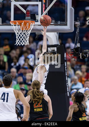 Tampa, FL, USA. 5ème apr 2015. Connecticut Huskies Breanna Stewart # 30 de l'avant avec la layup au second semestre au cours de la NCAA avec quatre finales du Maryland à Amalie Arena à Tampa en Floride. Credit : csm/Alamy Live News Banque D'Images