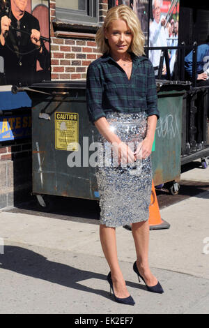 Kelly Ripa arrive pour le 'Late Show with David Letterman" à l'Ed Sullivan Theater sur Avril 02, 2015 à New York, New York/photo alliance Banque D'Images