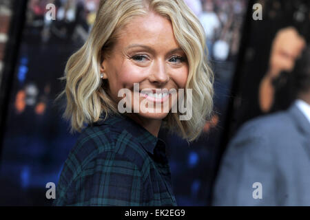 Kelly Ripa arrive pour le 'Late Show with David Letterman" à l'Ed Sullivan Theater sur Avril 02, 2015 à New York, New York/photo alliance Banque D'Images