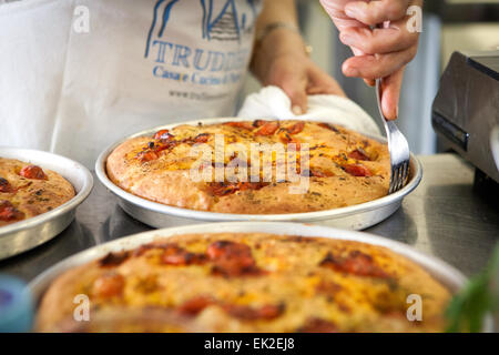 La Focaccia tomate et d'Olives juste de sortir du four Banque D'Images