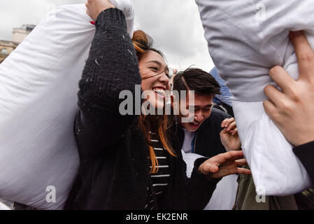 L'International Pillow Fight day à Trafalgar Square, Londres. Banque D'Images